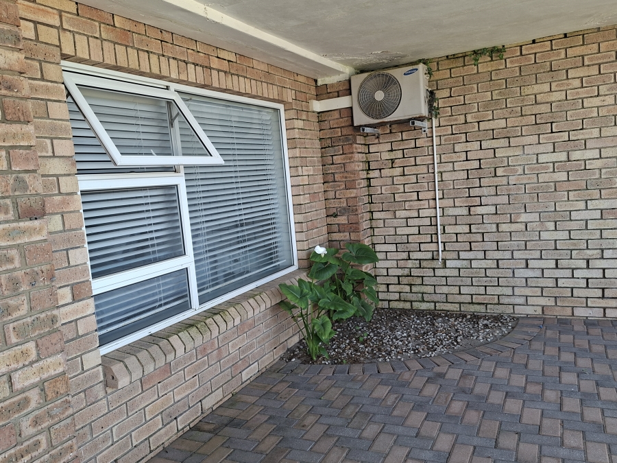 6 Bedroom Property for Sale in Aston Bay Eastern Cape